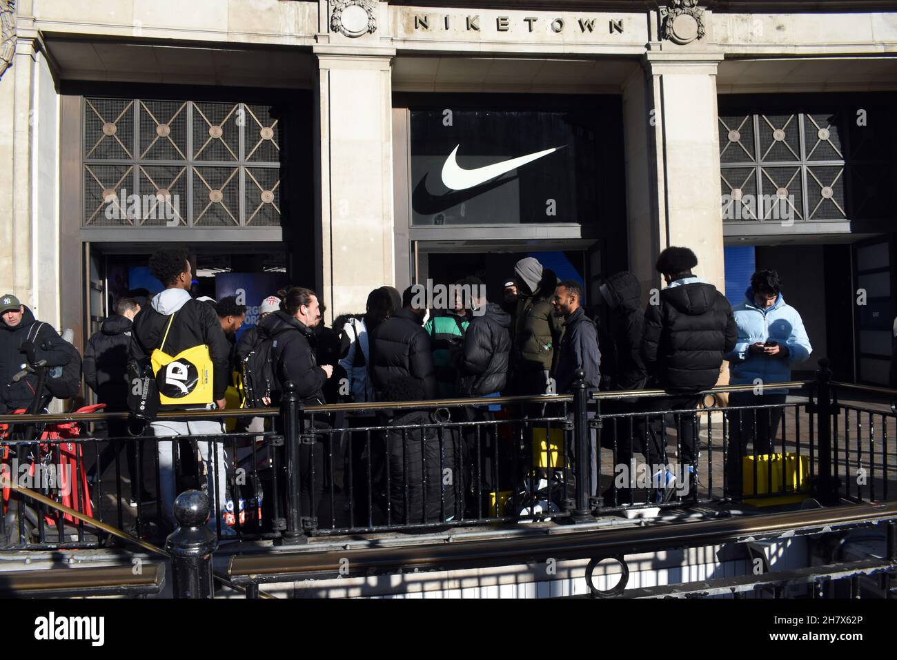 London, UK. 25th Nov, 2021. Nike, Niketown in Oxford Circus. Oxford Street  shops. West End busy day before Black Friday. Credit: JOHNNY ARMSTEAD/Alamy  Live News Stock Photo - Alamy