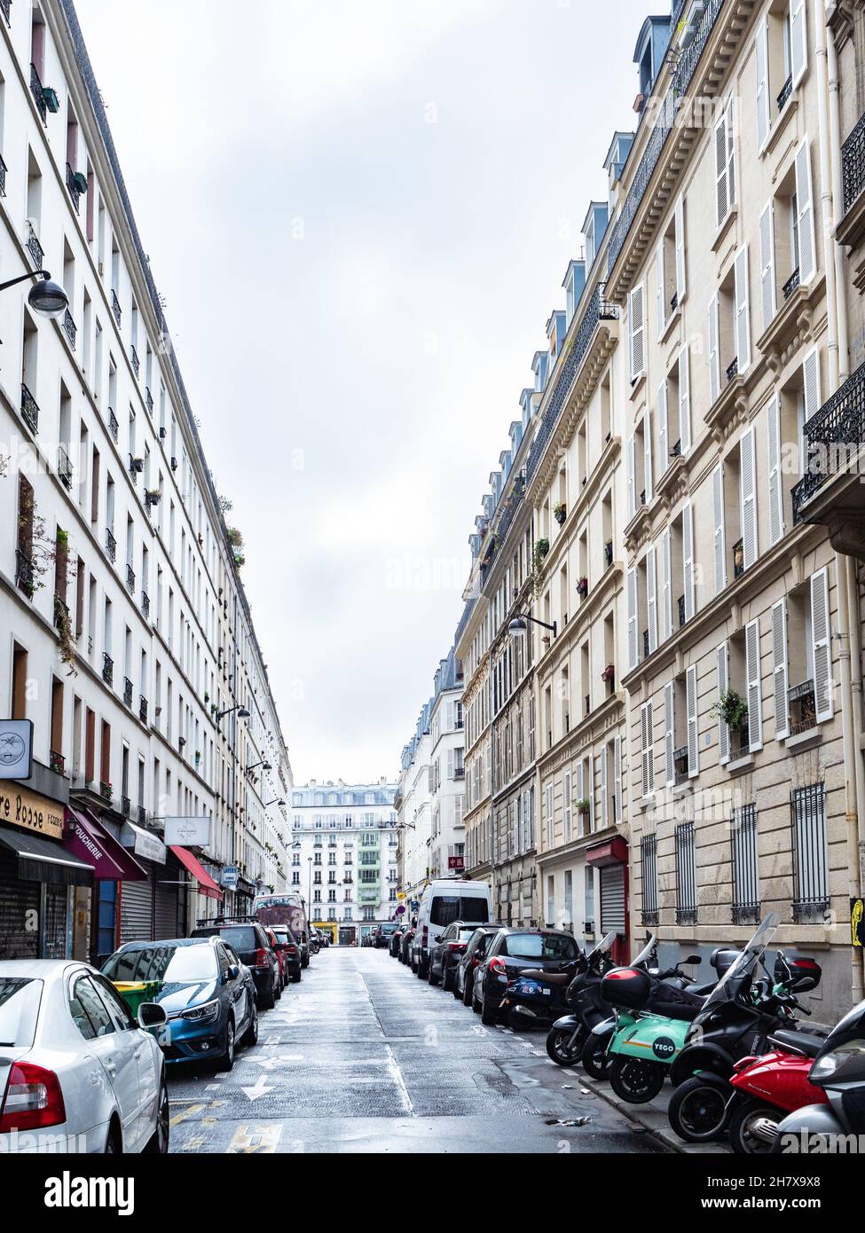 Row house living street hi-res stock photography and images - Alamy