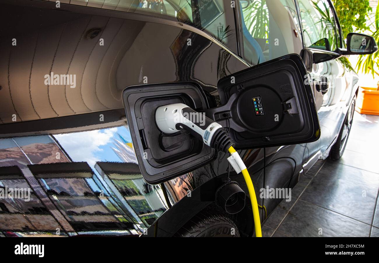 Charging an electric car battery Stock Photo Alamy