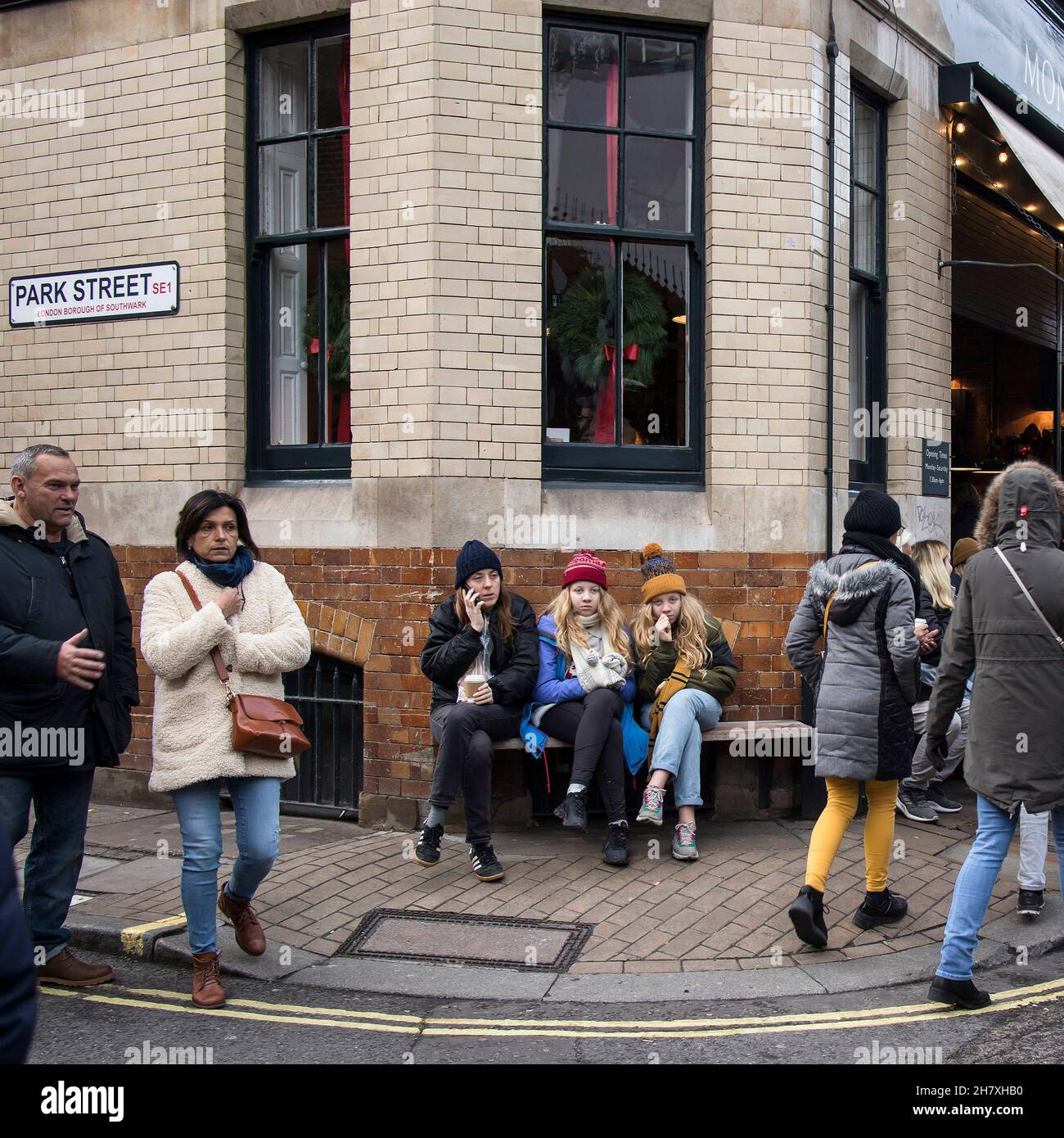 Friends sit bench london hi-res stock photography and images - Alamy