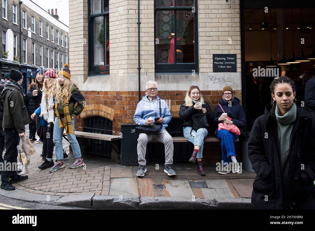 Friends sit bench london hi-res stock photography and images - Alamy
