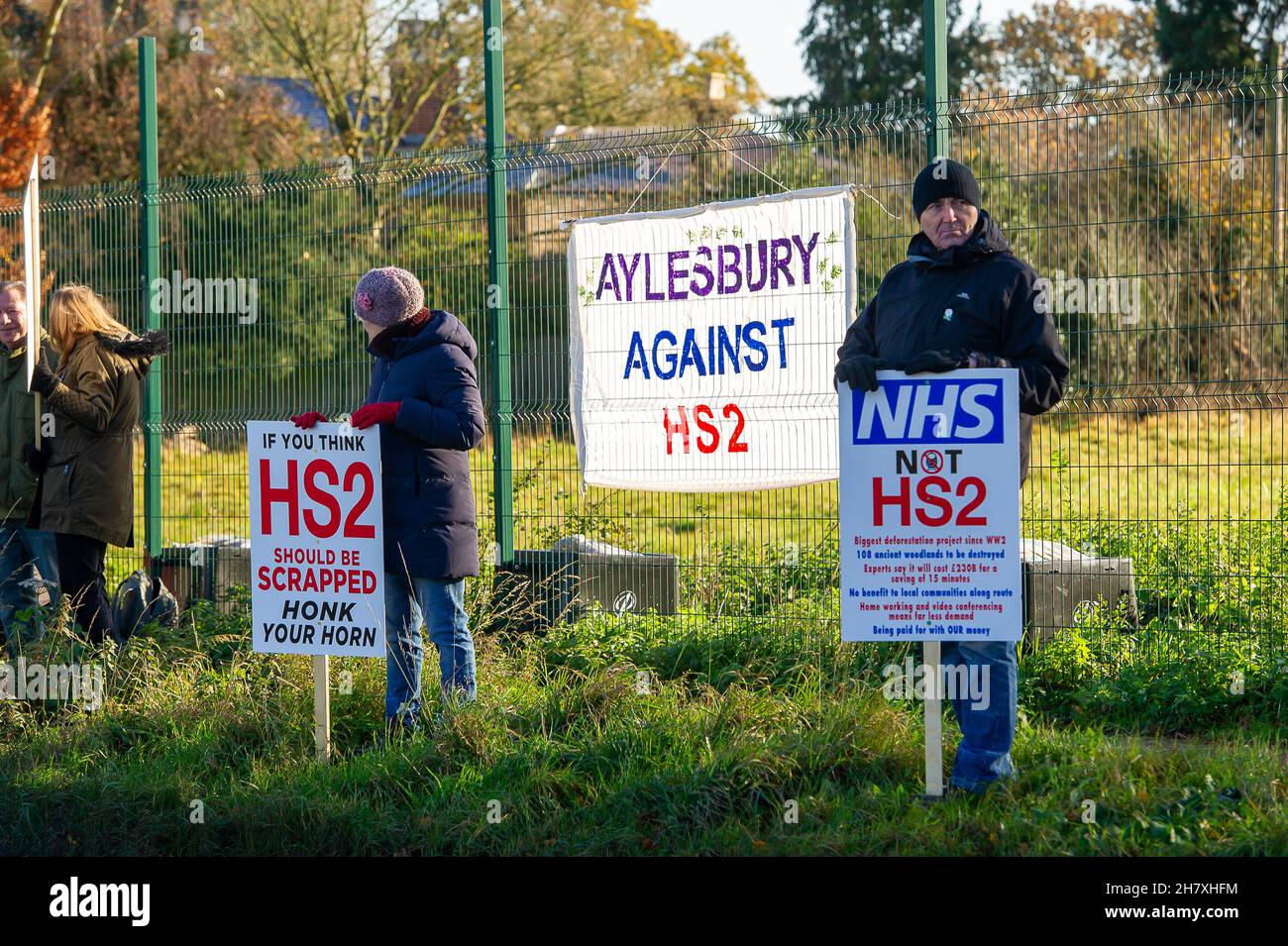 Aylesbury, Buckinghamshire, UK. 25th November, 2021. Anti HS2 protesters were protesting along the Oxford Road today in Aylesbury about HS2 allegedly committing wildlife crimes as HS2 have felled mature trees that they believe had hibernating bats roosting in them. Although the Eastern Leg of the HS2 High Speed Rail has been cancelled by Boris Johnson, HS2 Ltd are continuing with their construction of Phase 1 of the HS2 High Speed Rail from London to Birmingham which is destroying swathes of the Chilterns, an Area of Outstanding Natural Beauty. Credit: Maureen McLean/Alamy Live News Stock Photo
