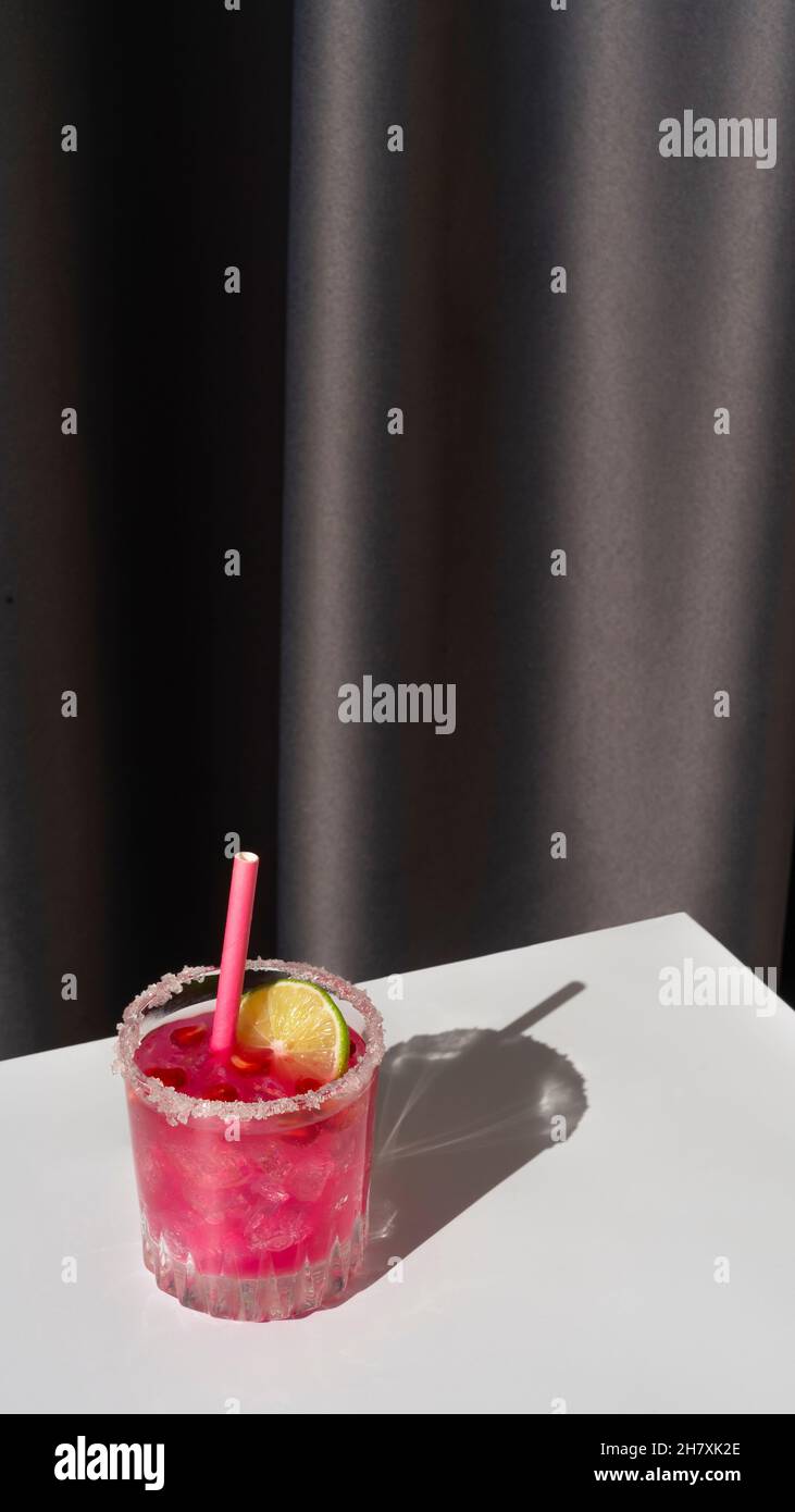 https://c8.alamy.com/comp/2H7XK2E/cocktail-with-pomegranate-lime-and-ice-2H7XK2E.jpg