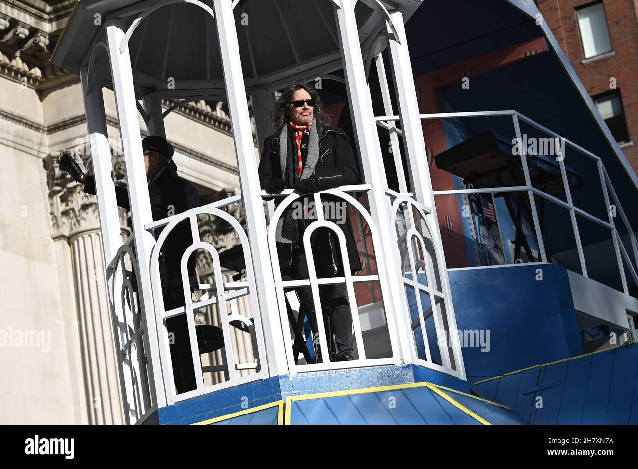 New York, USA. 25th Nov, 2021. Kelly Hansen, lead singer for the band Foreigner, rides a float in the 95th Annual Macy's Thanksgiving Day Parade, in New York, NY, November 25, 2021. The Parade returned to its full size this year after being downsized and closed to the public in 2020 due to the coronavirus pandemic. (Photo by Anthony Behar/Sipa USA) Credit: Sipa USA/Alamy Live News Stock Photo