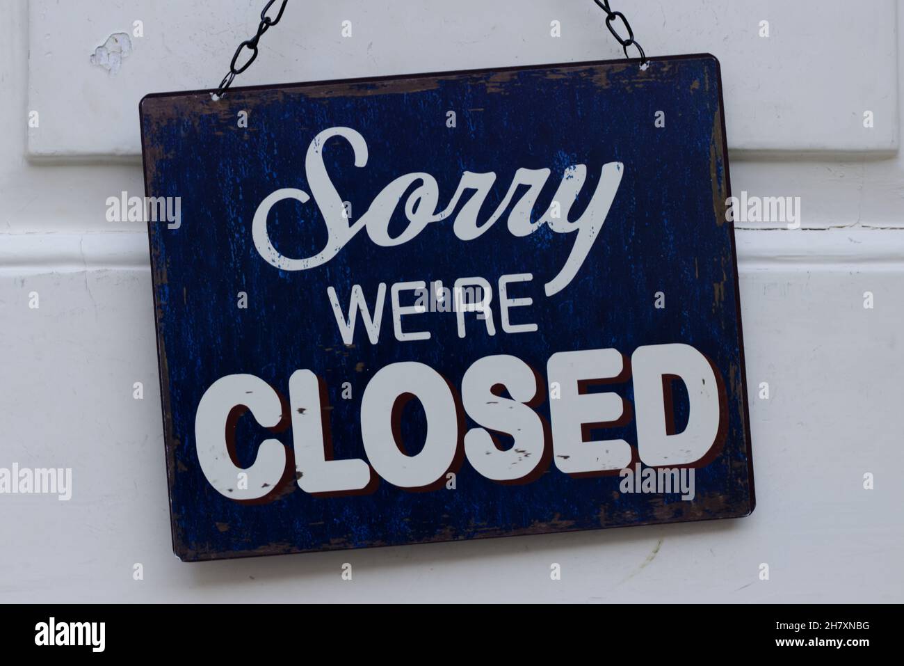 Sorry we're closed sign hanging on a store doors Stock Photo