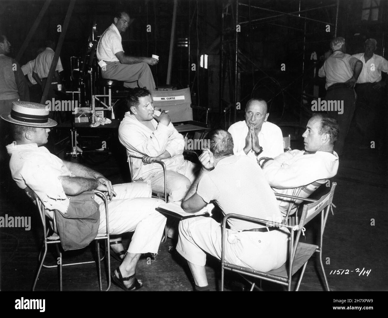 ALDO RAY PETER USTINOV Director MICHAEL CURTIZ and HUMPHREY BOGART on set candid during filming of WE'RE NO ANGELS 1955 director MICHAEL CURTIZ play Albert Husson costume design Mary Grant Paramount Pictures Stock Photo