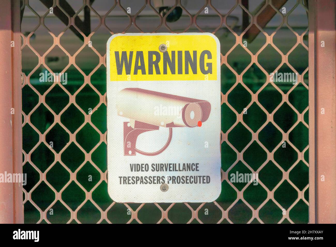Warning Railing Signage Warning sign on a mesh diagonal railings at Coronado, San Diego ...