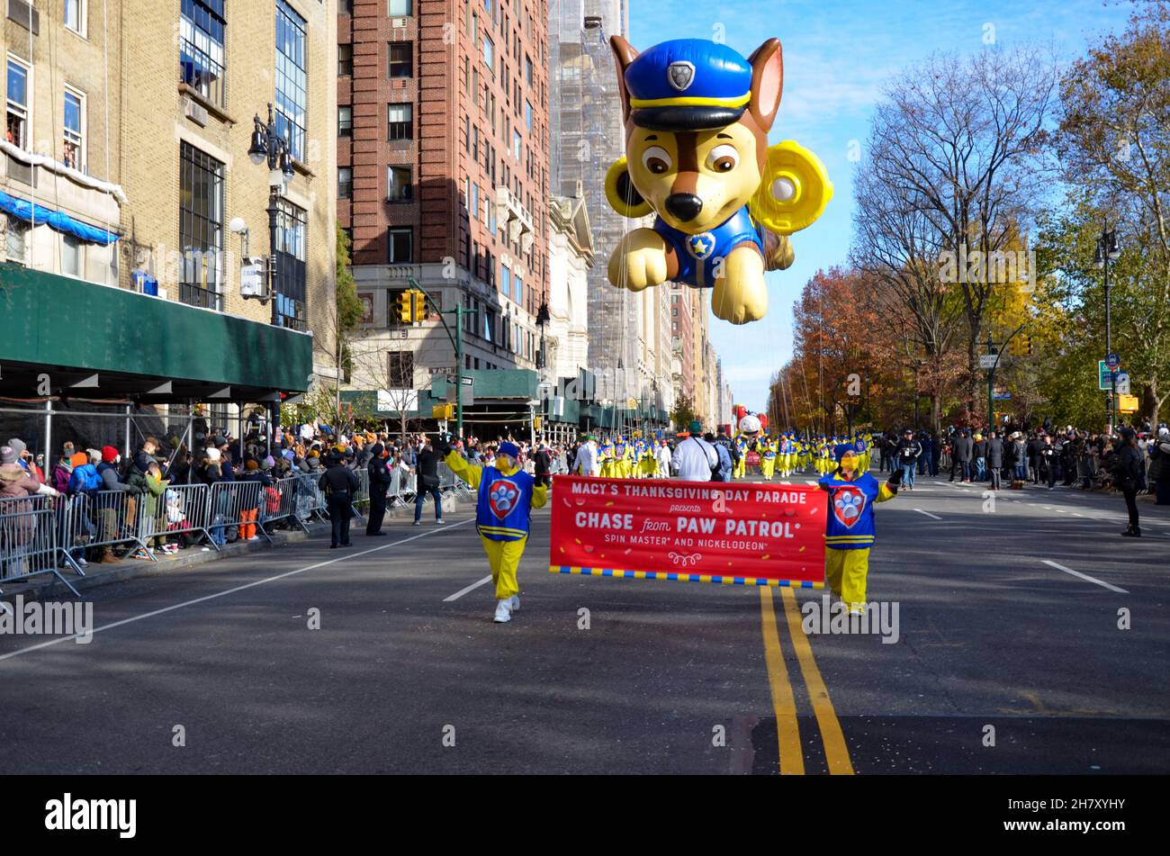 New York, United States. 25th Nov, 2021. Chase from Pow Patrol balloon is seen floating over Sixth Avenue during the 95th annual Macy's Thanksgiving Day Parade in New York City on November 25, 2021.Balloons of different characters seen floating over Sixth Avenue during the 95th annual Macy's Thanksgiving Day Parade in New York City on November 25, 2021. (Photo by Ryan Rahman/Pacific Press) Credit: Pacific Press Media Production Corp./Alamy Live News Stock Photo