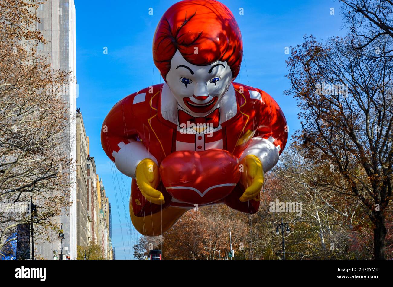 New York, United States. 25th Nov, 2021. Ronald McDonald characters are seen marching over Sixth Avenue during the 95th annual Macy's Thanksgiving Day Parade in New York City on November 25, 2021. (Photo by Ryan Rahman/Pacific Press) Credit: Pacific Press Media Production Corp./Alamy Live News Stock Photo