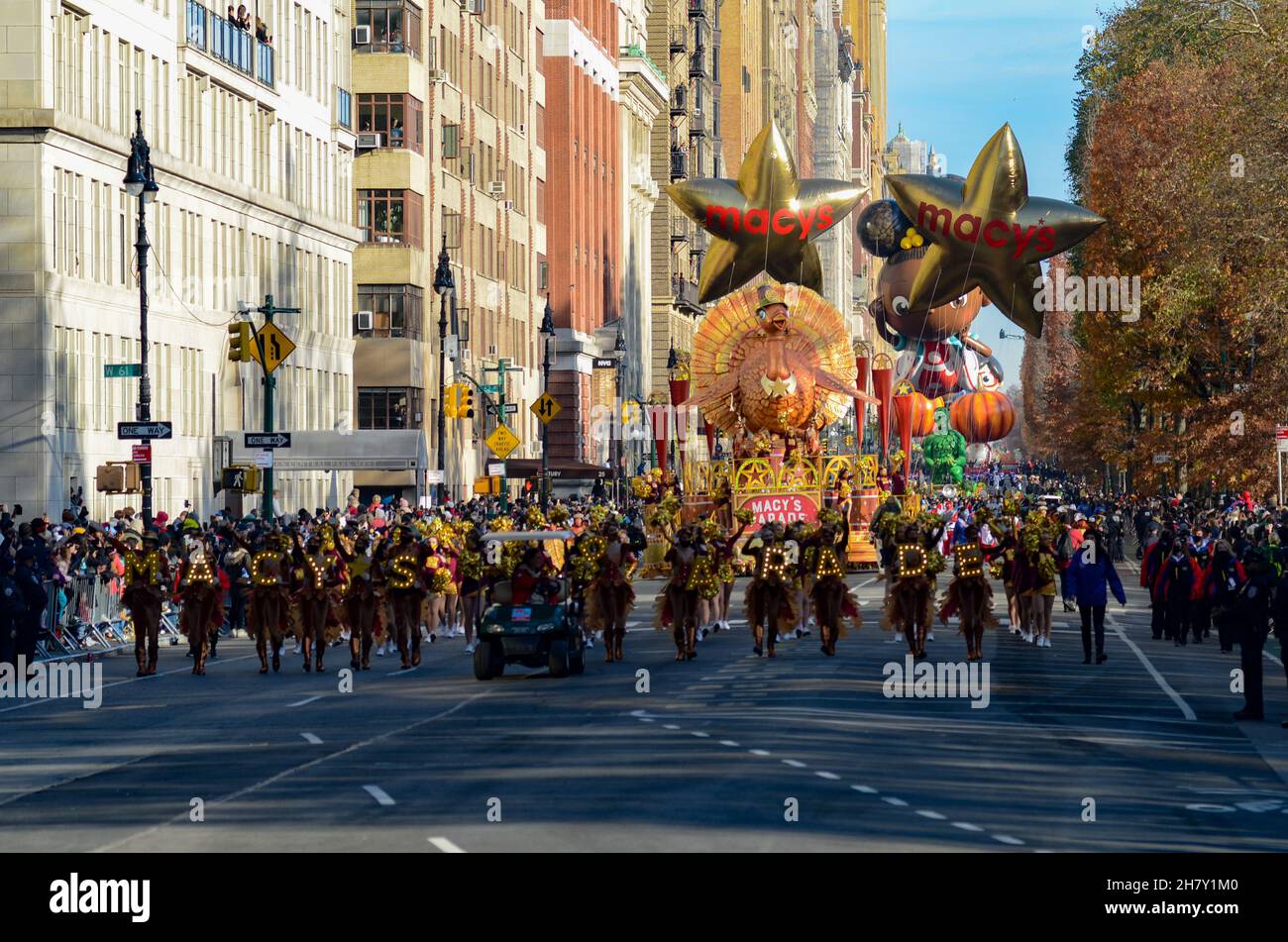 New York, USA. 25th Nov, 2021. A turkey figure with performers seen during the 95th annual Macy's Thanksgiving Day Parade in New York City on November 25, 2021. (Credit Image: © Ryan Rahman/Pacific Press via ZUMA Press Wire) Stock Photo