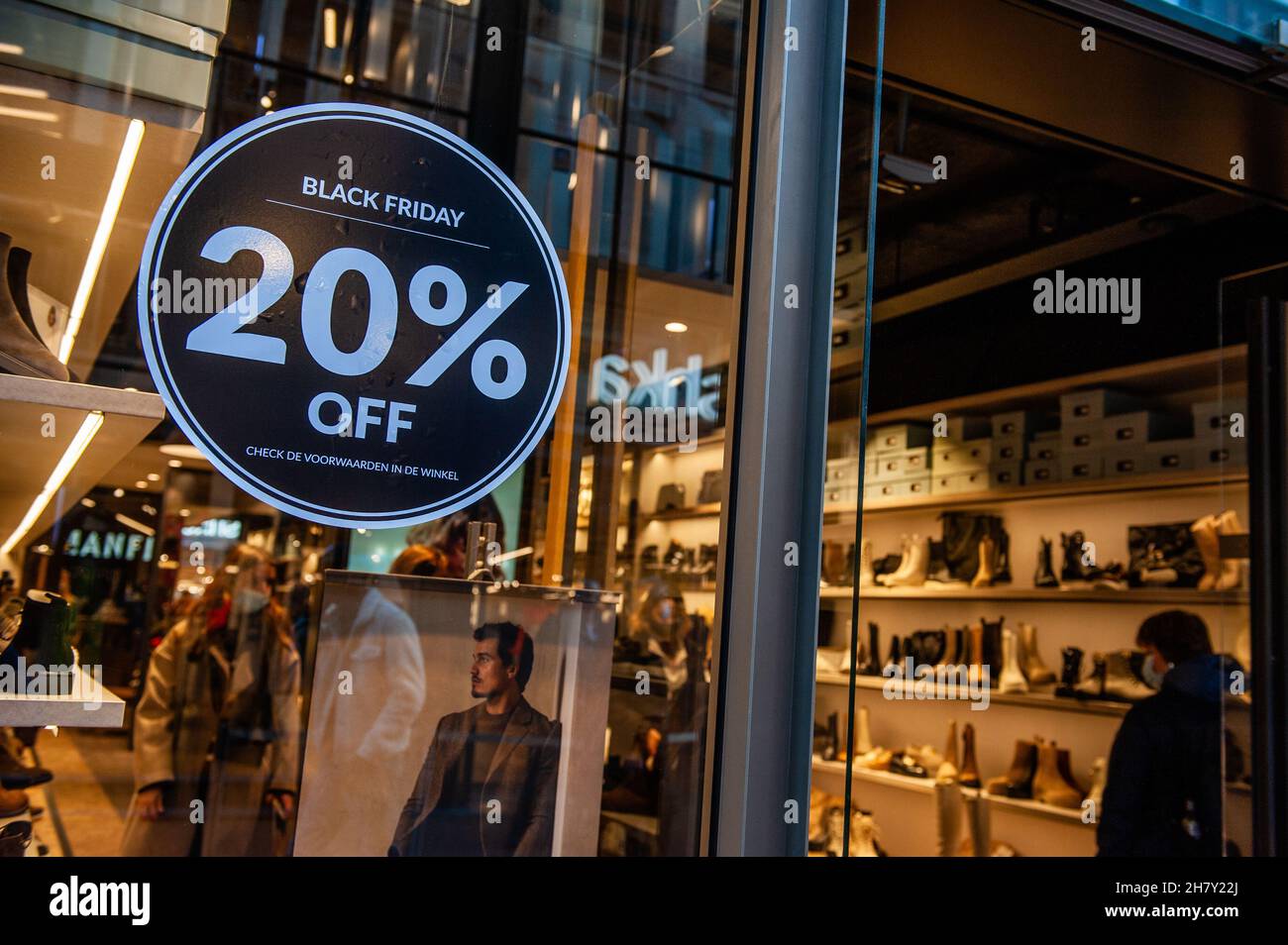 lassen fascisme voordat Amsterdam, Netherlands. 25th Nov, 2021. A shoe store is seen offering  discounts in Kavelstraat ahead of Black Friday with the shopping centre  looking emptier compared to other years. (Photo by Ana Fernandez/SOPA
