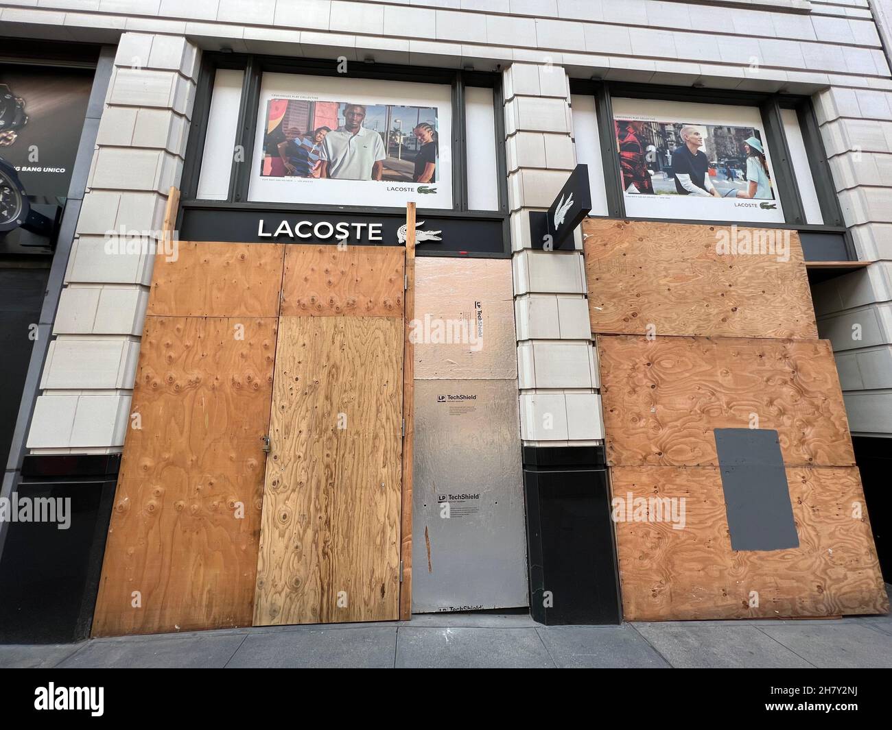 San Francisco, United States. 25th Nov, 2021. The windows of the Lacoste  store in Union Square in San Francisco, California remain boarded up on  Nov. 25, 2021. Videos on social media showed