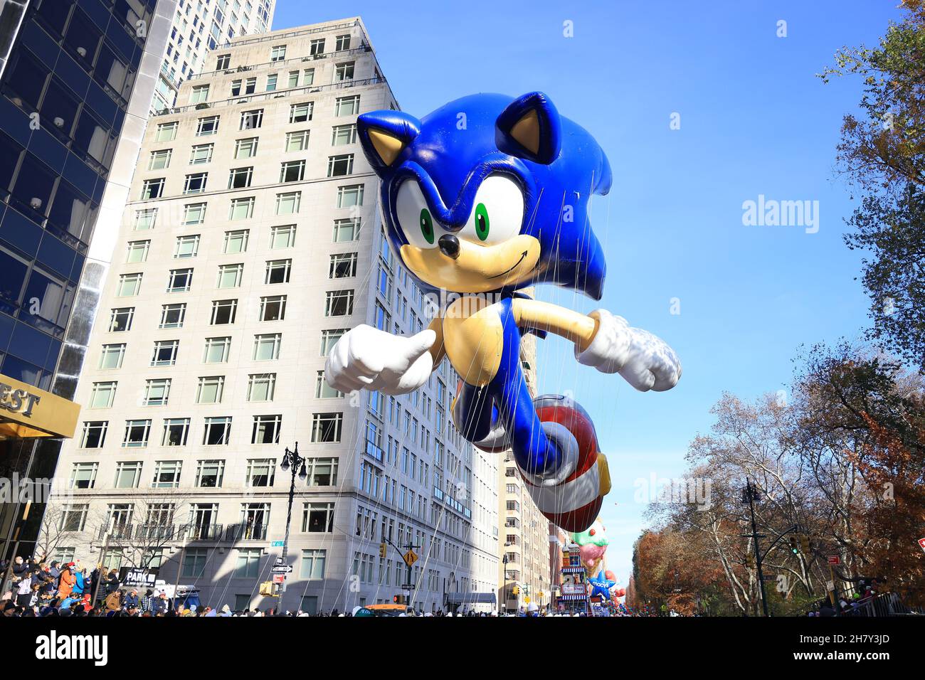 The Sonic the Hedgehog balloon dashes through the streets during the