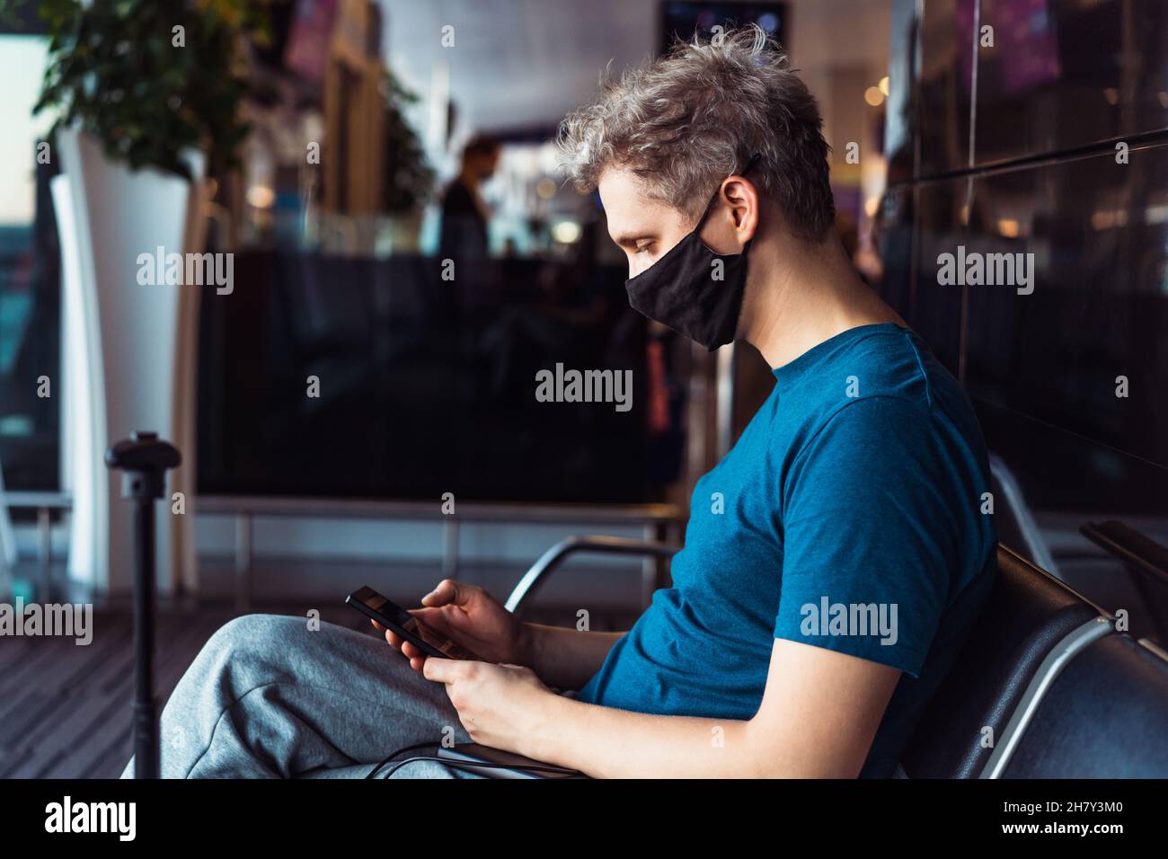 Wearing mask airport stock photography and images - Page - Alamy