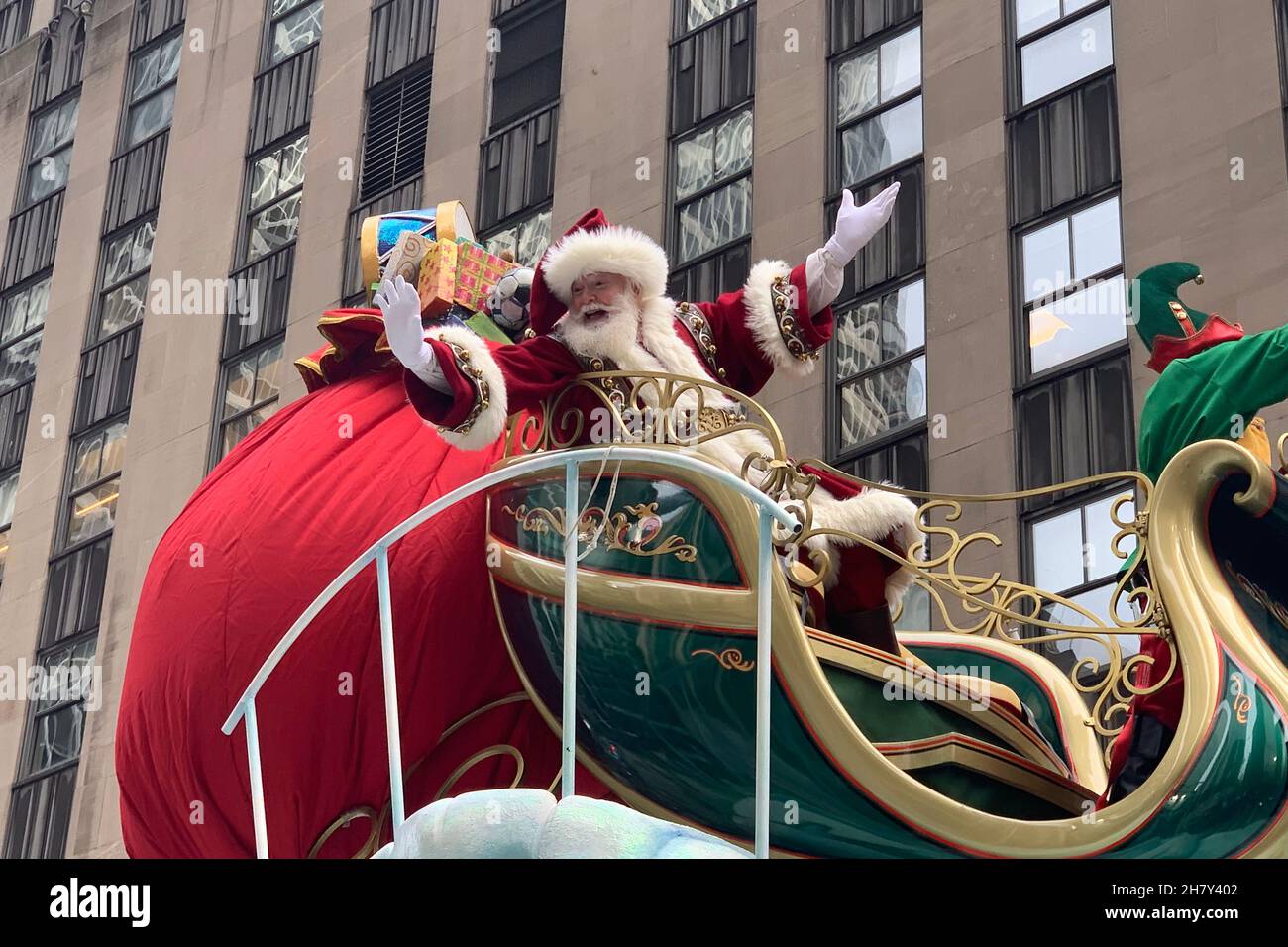 NEW YORK, NEW YORK/USA NOVEMBER 25, 2021 Santa Claus waves to the
