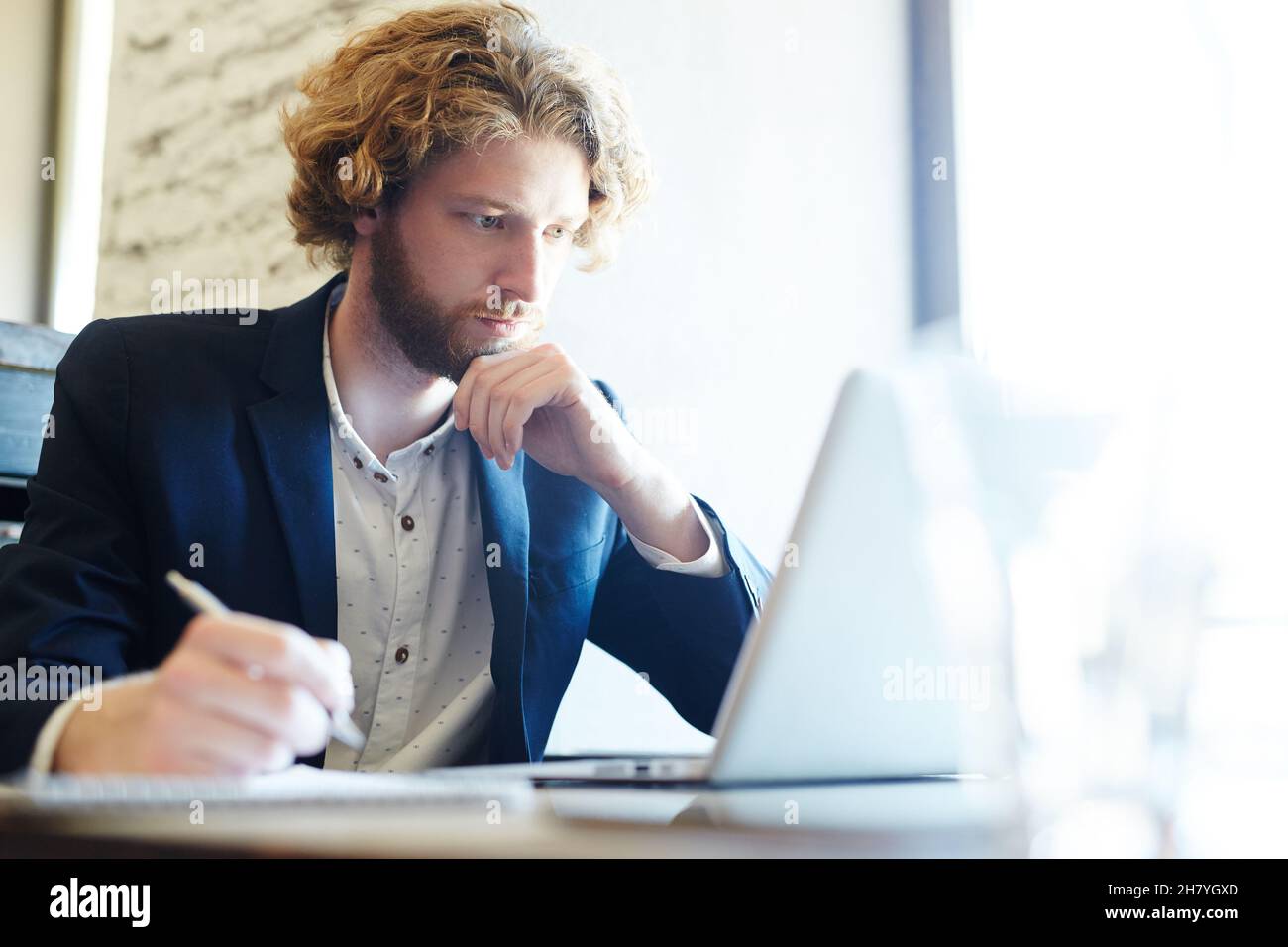 Pensive man looking planning hi-res stock photography and images - Alamy