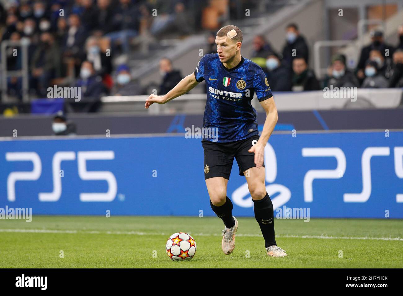 Milano, Italy. 24th Nov, 2021. Italy, Milan, nov 24 2021: Edin Dzeko (Inter striker) dribbles in front court in the first half during football match FC INTER vs SHAKHTAR DONETSK, UCL 2021-2022 day5, San Siro stadium (Photo by Fabrizio Andrea Bertani/Pacific Press) Credit: Pacific Press Media Production Corp./Alamy Live News Stock Photo