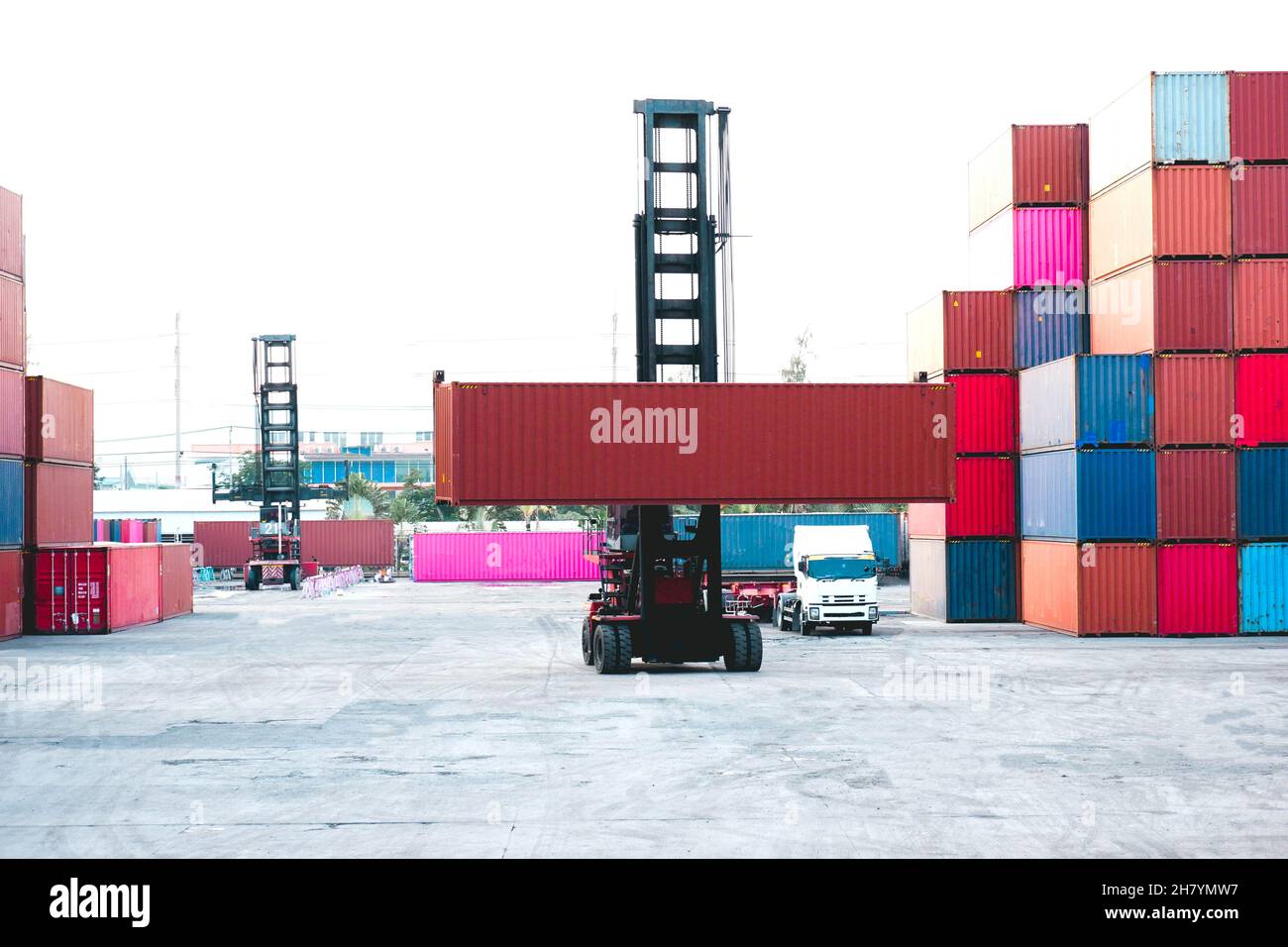 container forklift Moving containers into trucks Stock Photo Alamy
