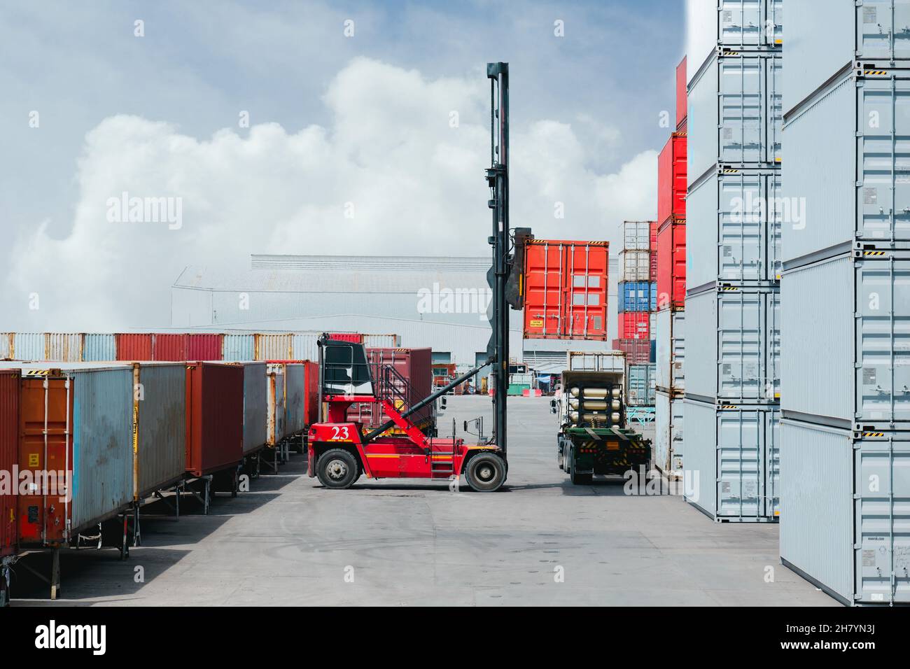 container forklift Moving containers into trucks Stock Photo Alamy