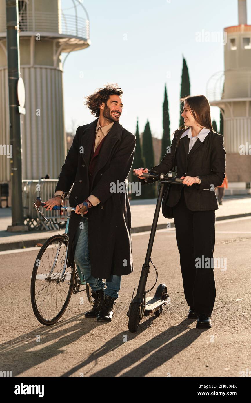 Dos personas pasando tiempo juntos mientras caminan al aire libre.. Stock Photo