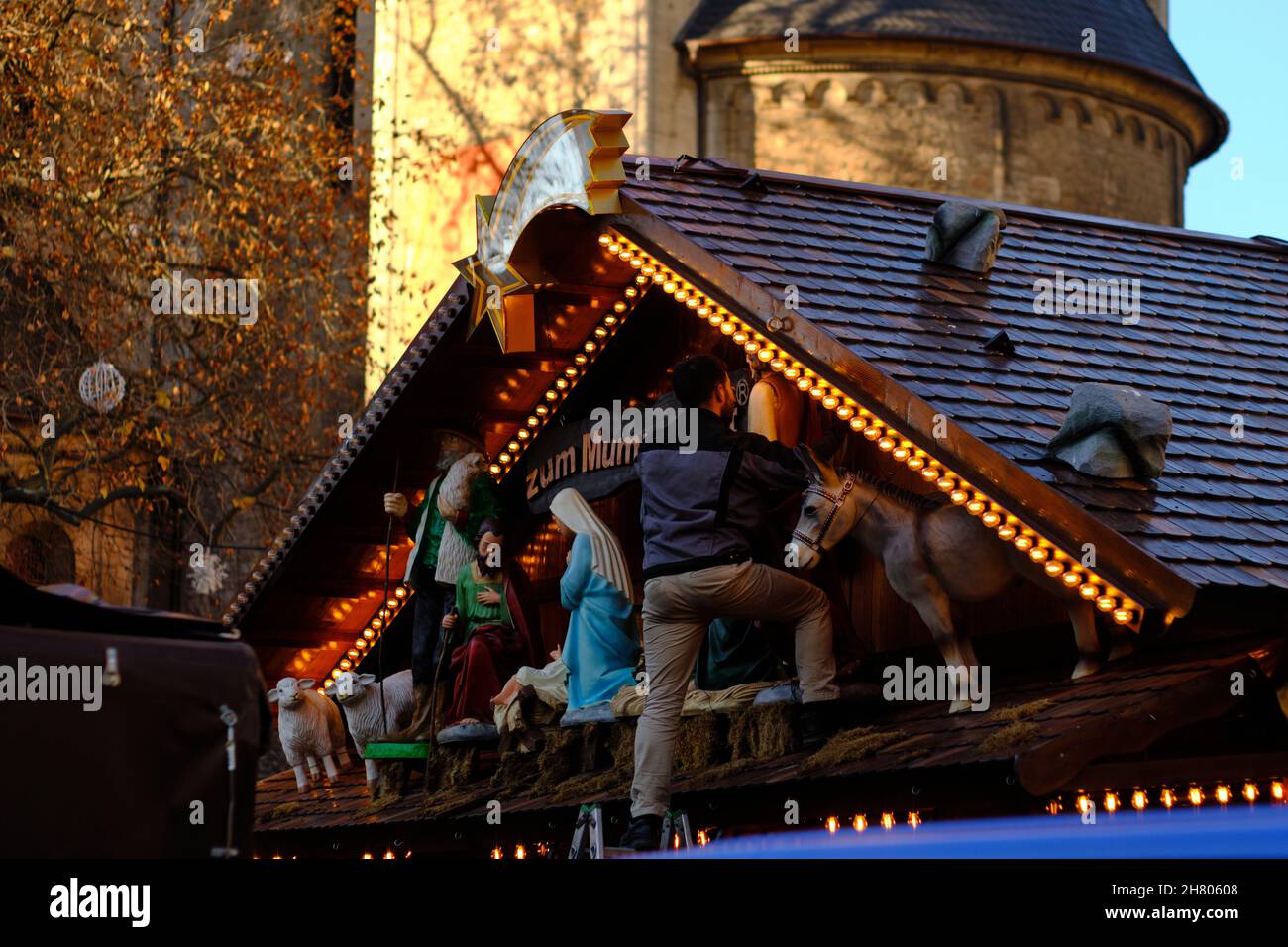 Brunswick, Germany. 22nd Nov, 2021. A man works on lighting a stall at the Braunschweig Christmas market. Despite rising numbers of Covid 9 sufferers in the population, Christmas markets are taking place in Lower Saxony. Credit: Stefan Jaitner/dpa/Alamy Live News Stock Photo