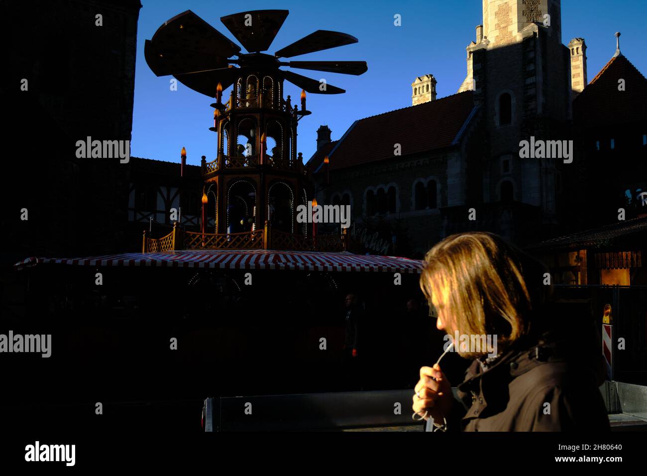 Brunswick, Germany. 22nd Nov, 2021. An oversized Christmas pyramid rotates before the opening of the Braunschweig Christmas market on Ruhfäutchenplatz. Despite rising numbers of Covid 9 sufferers in the population, Christmas markets are taking place in Lower Saxony. Credit: Stefan Jaitner/dpa/Alamy Live News Stock Photo
