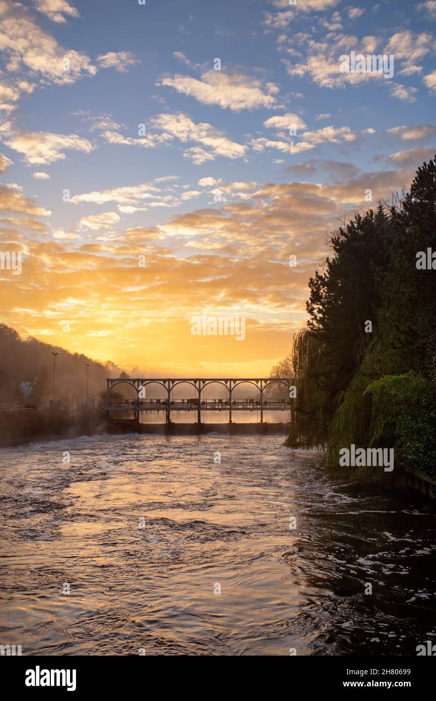 Sunrise over Marsh Lock in the mist and frost. Mill Lane, Henley-on-Thames, Berkshire / Oxfordshire, England Stock Photo