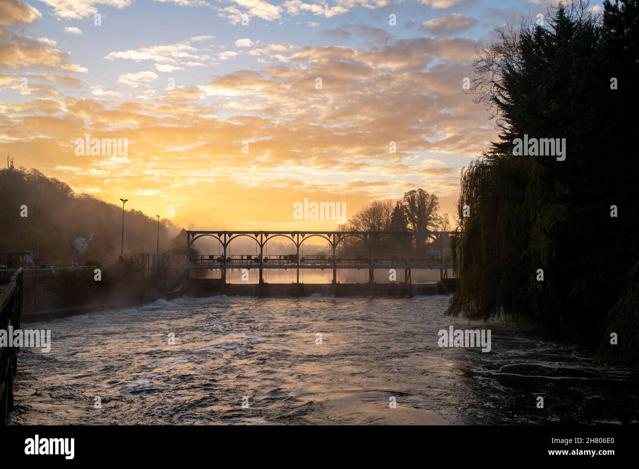 Sunrise over Marsh Lock in the mist and frost. Mill Lane, Henley-on-Thames, Berkshire / Oxfordshire, England Stock Photo