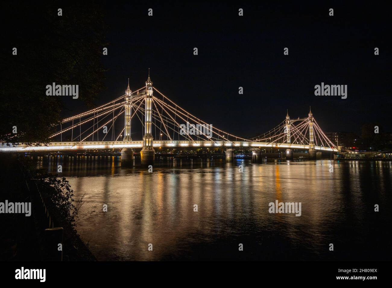 Albert bridge at night hi-res stock photography and images - Alamy