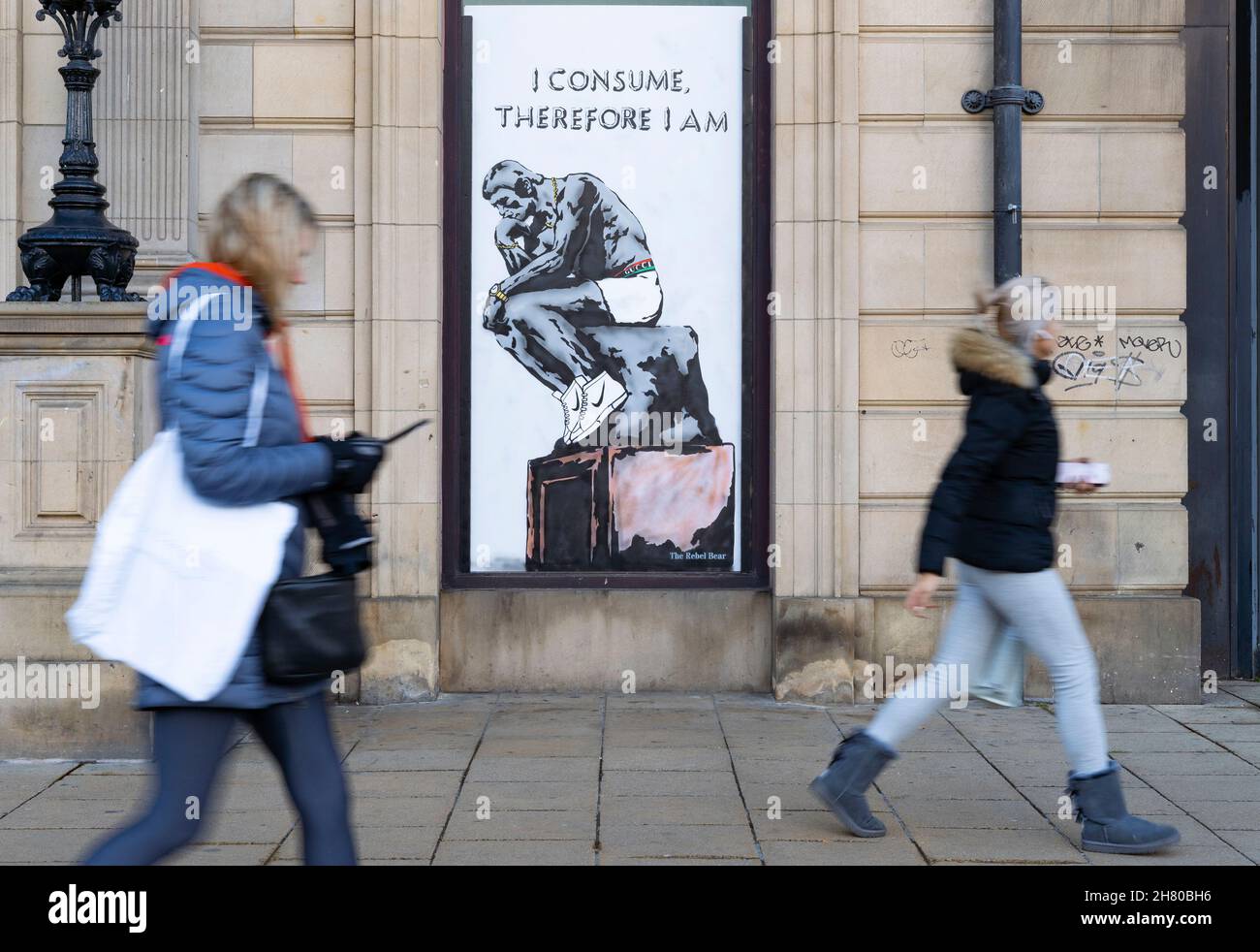 Edinburgh, Scotland, UK. 26th November 2021. On opening day of Black Friday sales new street art by Rebel Bear has appeared in Edinburgh city centre. The street art with the message “I consume therefore I am “ seems to mock the importance of the modern consumerism culture. Iain Masterton/Alamy Live News. Stock Photo