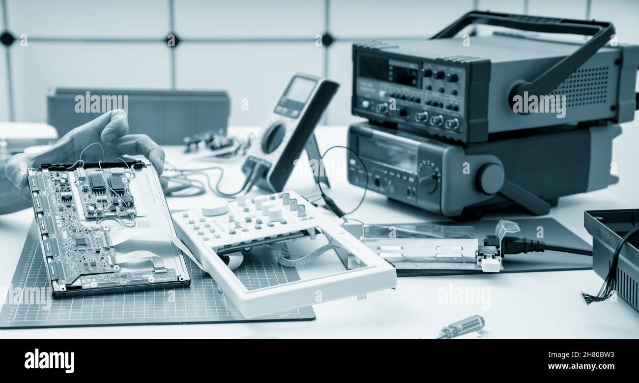 Development of the design of an electronic device in the laboratory of ...