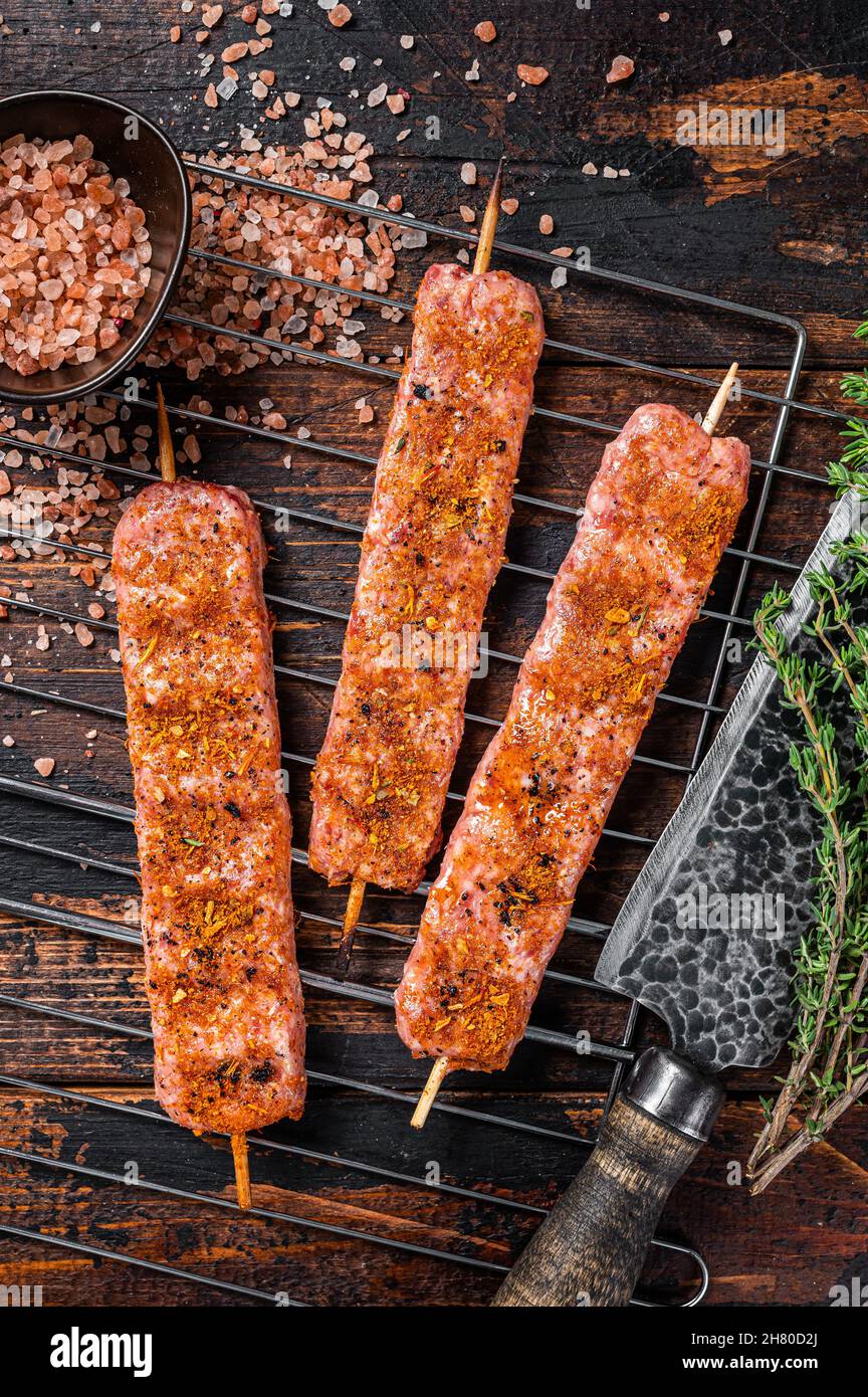 Uncooked Raw Urfa shish kebab on a grill with pink salt. Wooden background.  top view Stock Photo - Alamy