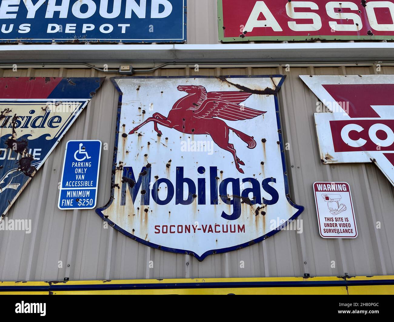 FRESNO, UNITED STATES - Oct 15, 2021: A scenic shot of a vintage large pegasus red horse Mobilgas sign in Fresno Stock Photo