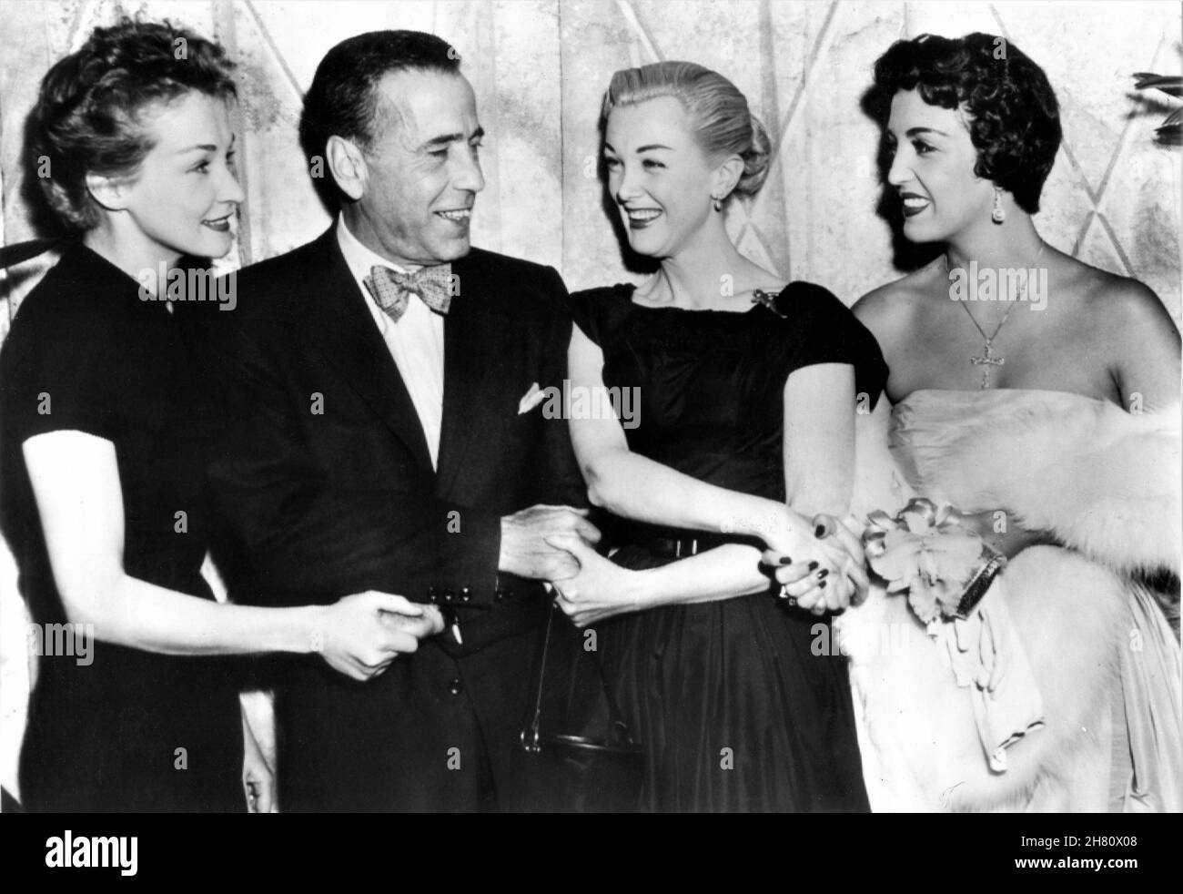 Oscar Nominees NINA FOCH (Supporting Actress in Executive Suite) HUMPHREY BOGART (Best Actor for The Caine Mutiny) JAN STERLING (Supporting Actress in The High and the Mighty) and KATY JURADO (Supporting Actress in Broken Lance) at a Hollywood Night Club celebrating the announcement of US TV of their nominations in February 1955 Stock Photo