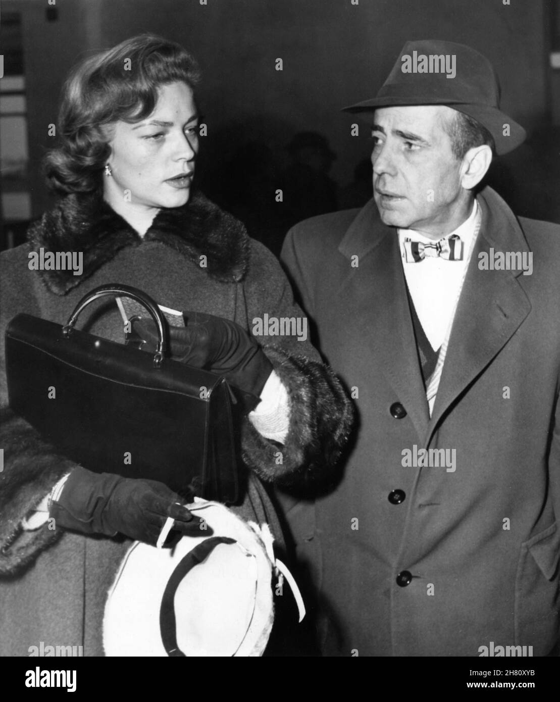 HUMPHREY BOGART with his Wife LAUREN BACALL at Rome International Airport following her arrival in Italy in late January 1954 to visit her husband for a short vacation while he continues filming of THE BAREFOOT CONTESSA with Ava Gardner Stock Photo
