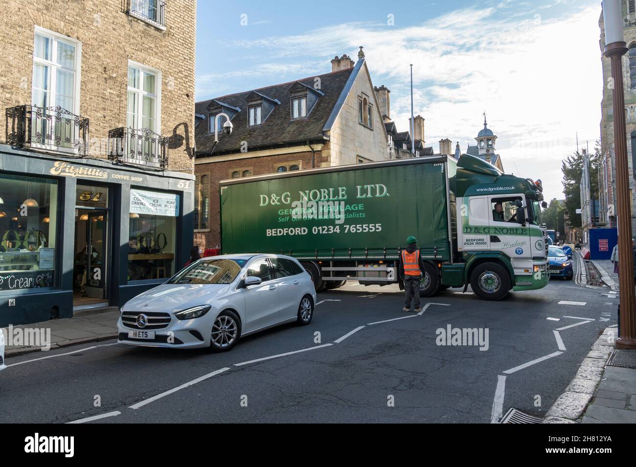Haulage lorry negotiating corner causing traffic jam Trumpington street Cambridge 2021 Stock Photo