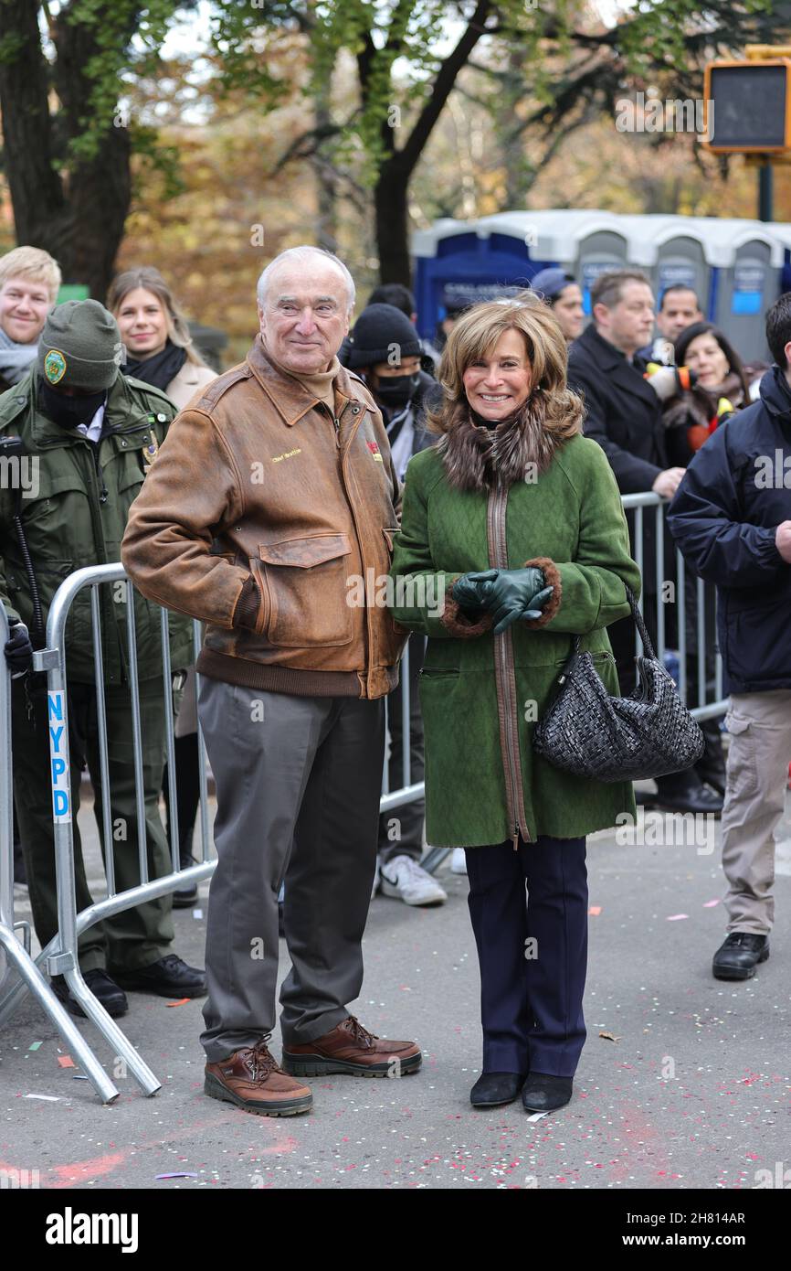 New York, NY, USA. 25th Nov, 2021. Central Park West, New York, USA, November 25, 2021 - NYPD Commissioner William Bratton and Wife Along With Thousands of People participates in the 95th Macys Thanksgiving Day Parade Celebration Today in New York City.Photo: Giada Papini/EuropaNewswire.PHOTO CREDIT MANDATORY. (Credit Image: © Luiz Rampelotto/ZUMA Press Wire) Credit: ZUMA Press, Inc./Alamy Live News Stock Photo