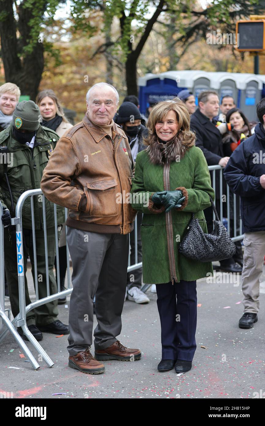 Central Park West, New York, USA, November 25, 2021 - NYPD Commissioner William Bratton and Wife Along With Thousands of People participates in the 95th Macys Thanksgiving Day Parade Celebration Today in New York City. Photo: Giada Papini/EuropaNewswire PHOTO CREDIT MANDATORY. Credit: dpa picture alliance/Alamy Live News Credit: dpa picture alliance/Alamy Live News Stock Photo