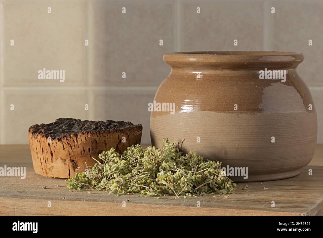 origano secco in vaso di coccio marrone Stock Photo