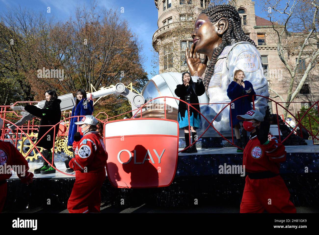 New York, NY, USA. 25th Nov, 2021. AESPA out and about for 95th Annual Macy's Thanksgiving Day Parade, New York, NY November 25, 2021. Credit: Kristin Callahan/Everett Collection/Alamy Live News Stock Photo