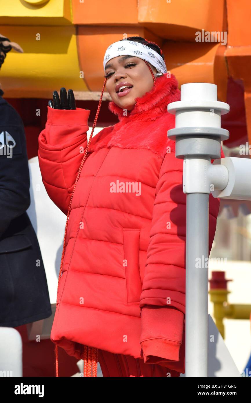 New York, NY, USA. 25th Nov, 2021. Zoe Wess out and about for 95th