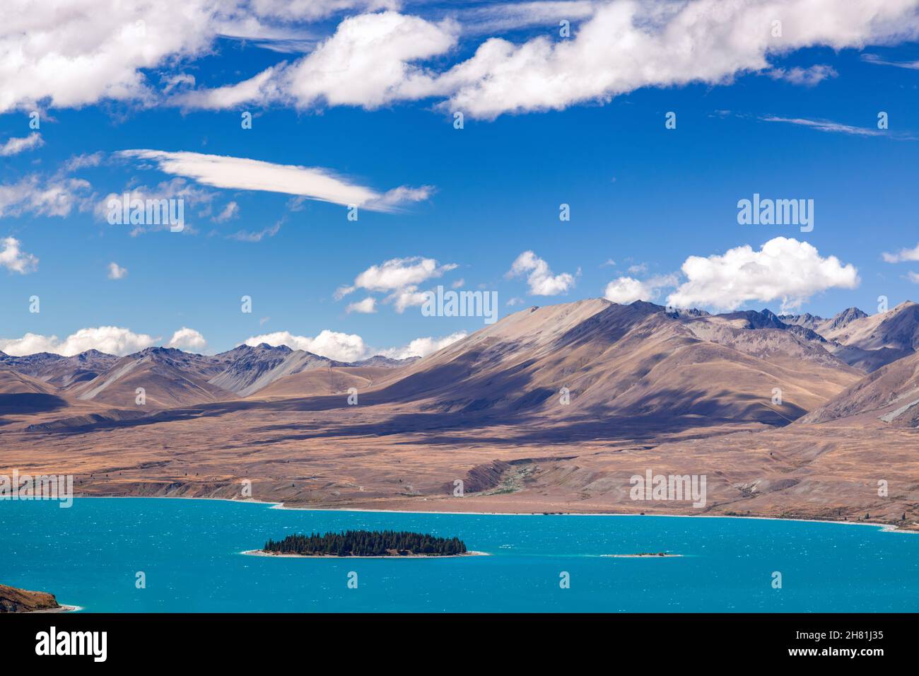 Scenic view of Motuariki Island in the colourful Lake Tekapo Stock ...