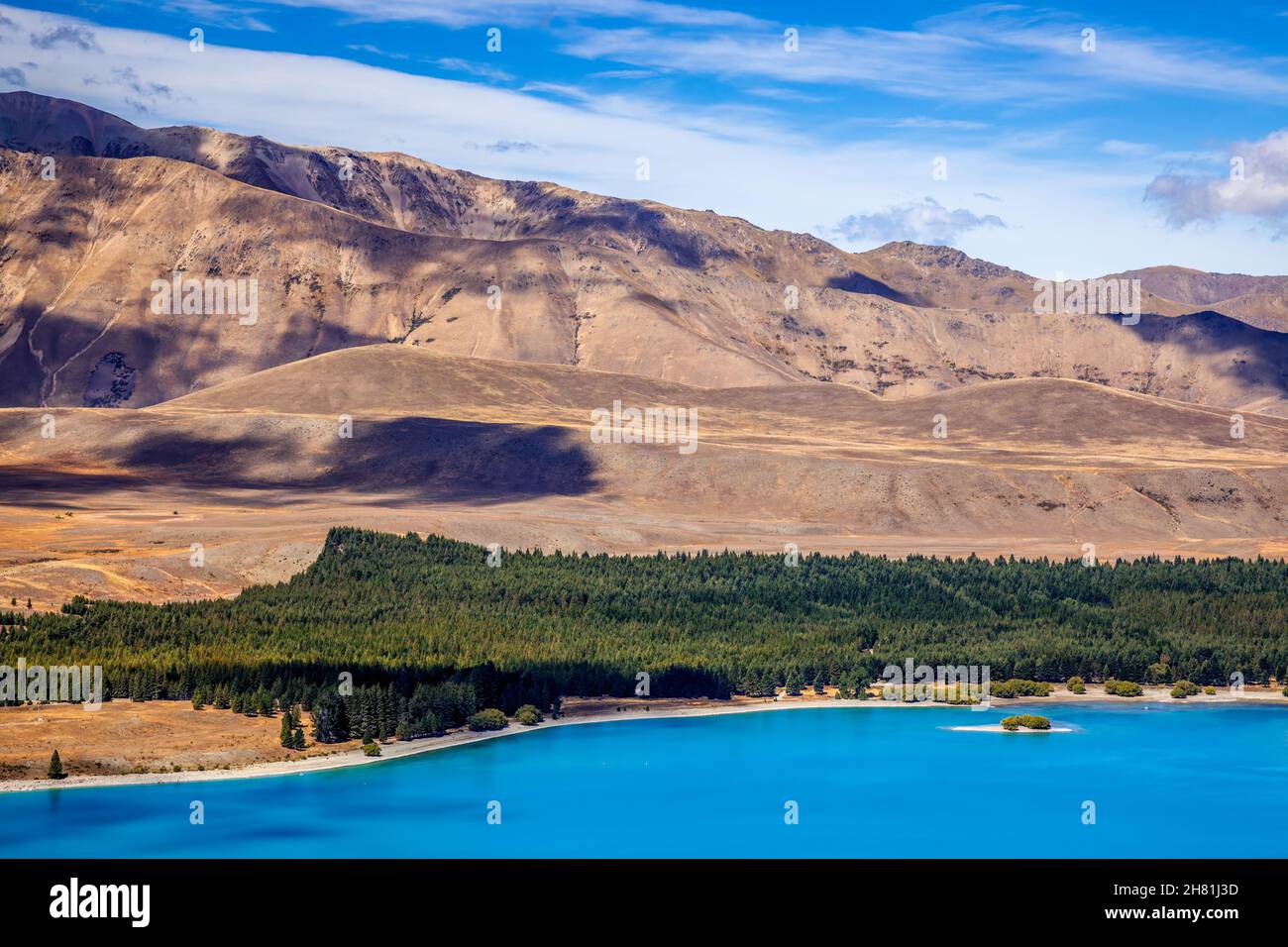 Scenic view of the countryside around Lake Tekapo Stock Photo - Alamy