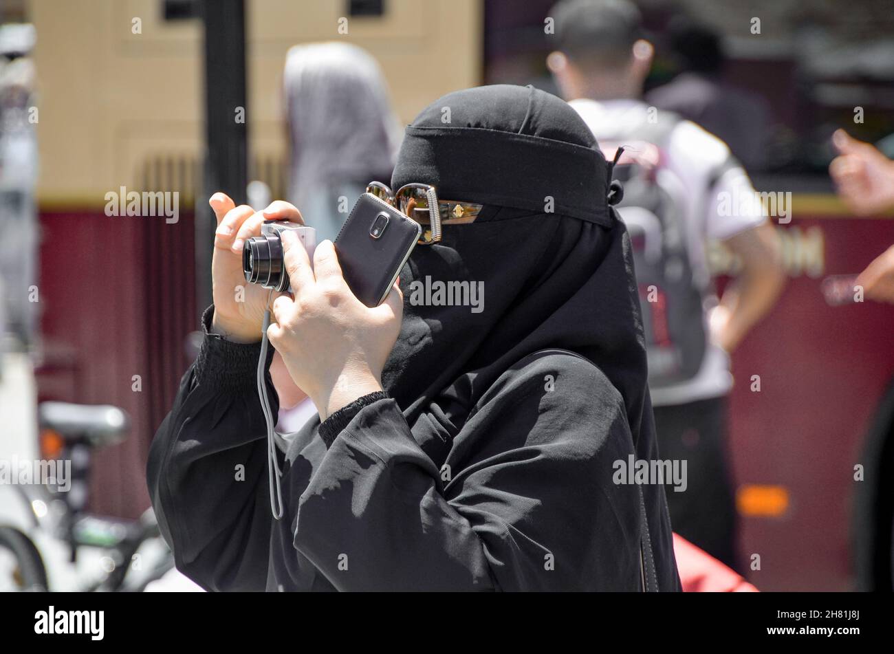 Muslim woman in hijab taking hi-res stock photography and images - Alamy
