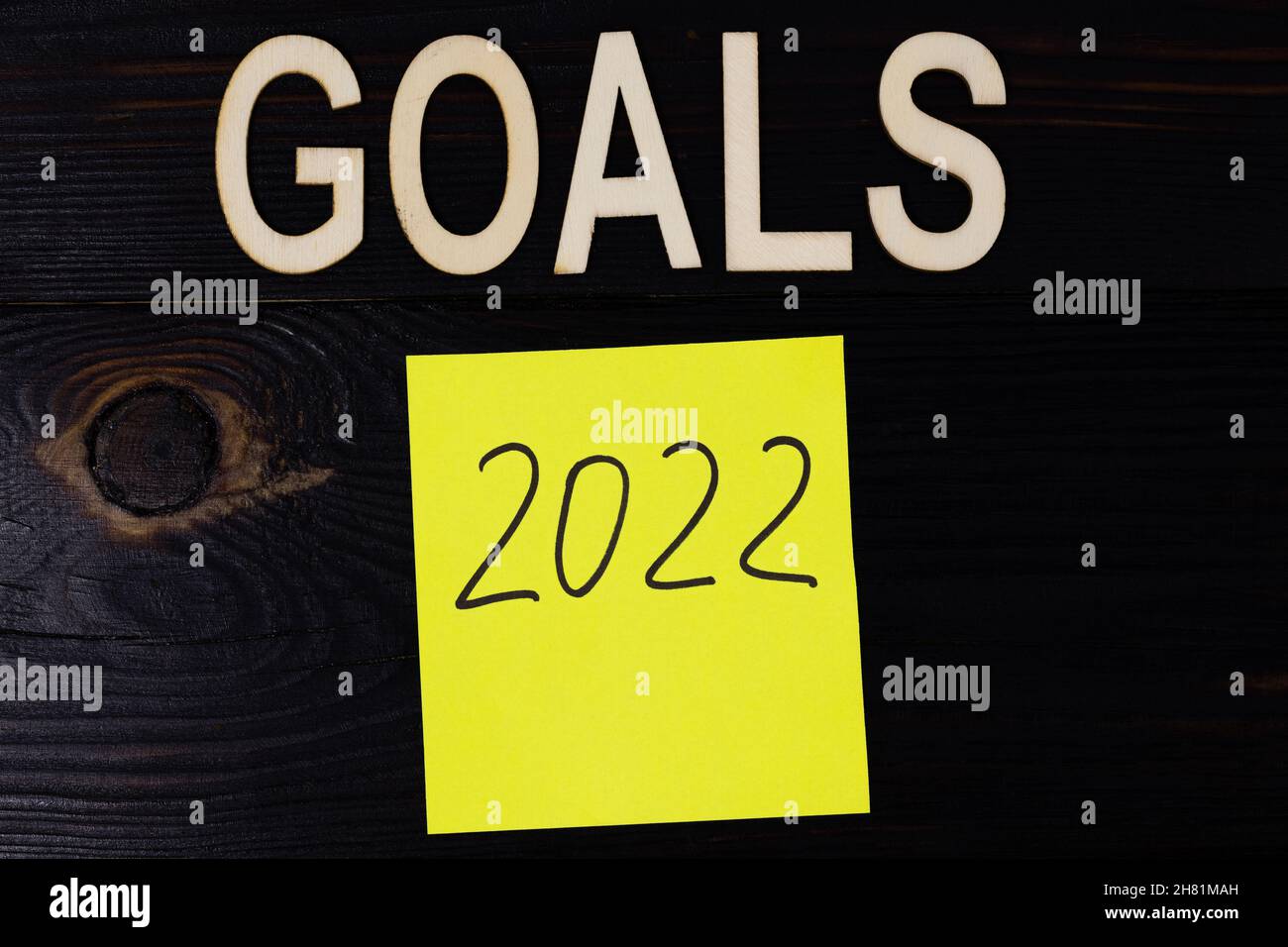 goals 2022 sticky note on wood background. Stock Photo