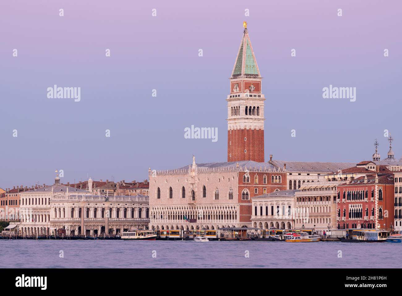 Doge palace sunrise hi-res stock photography and images - Alamy