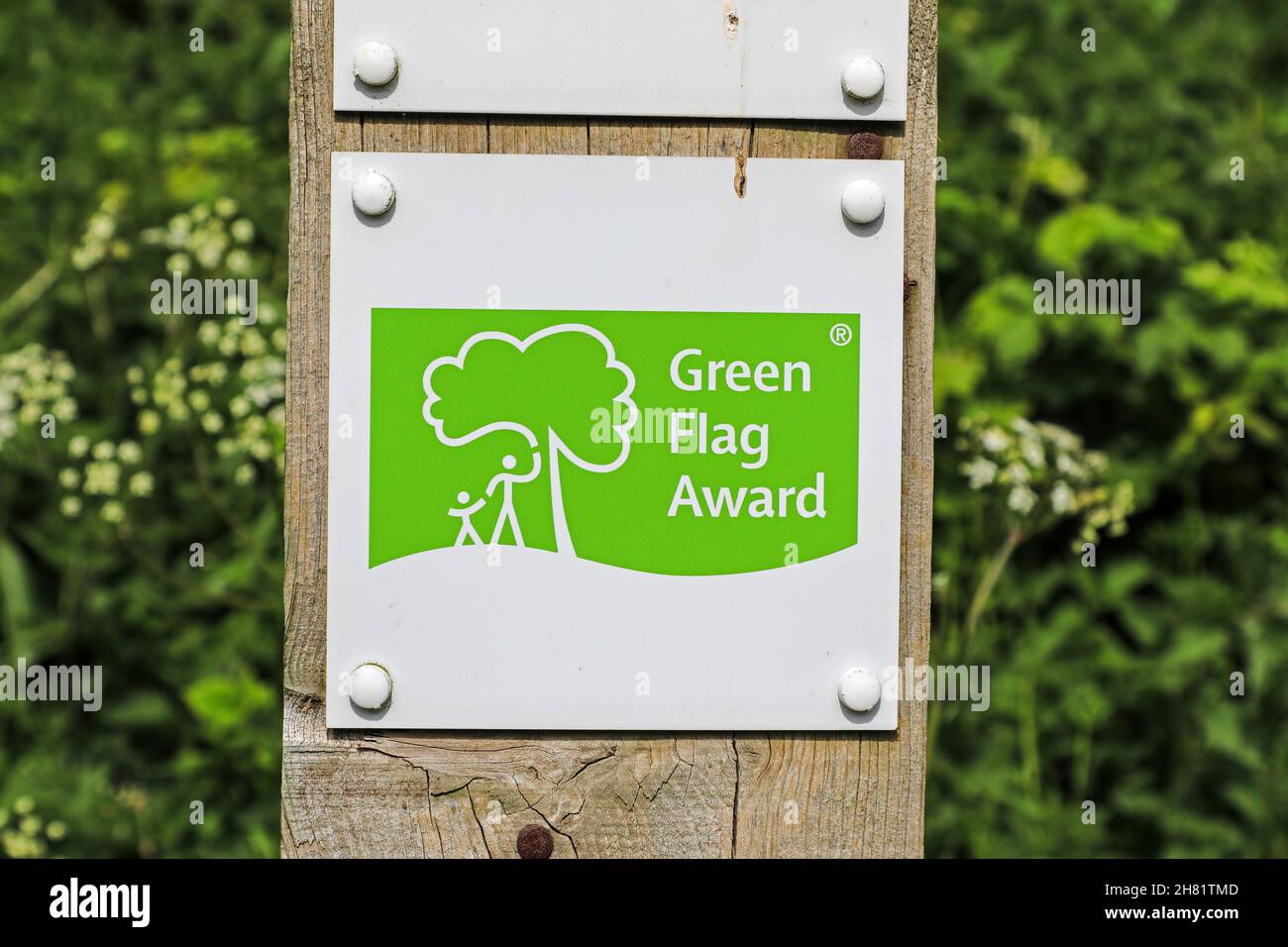 A sign for the Green Flag Award on the Macclesfield branch of the Trent and Mersey Canal, Cheshire, England, UK Stock Photo