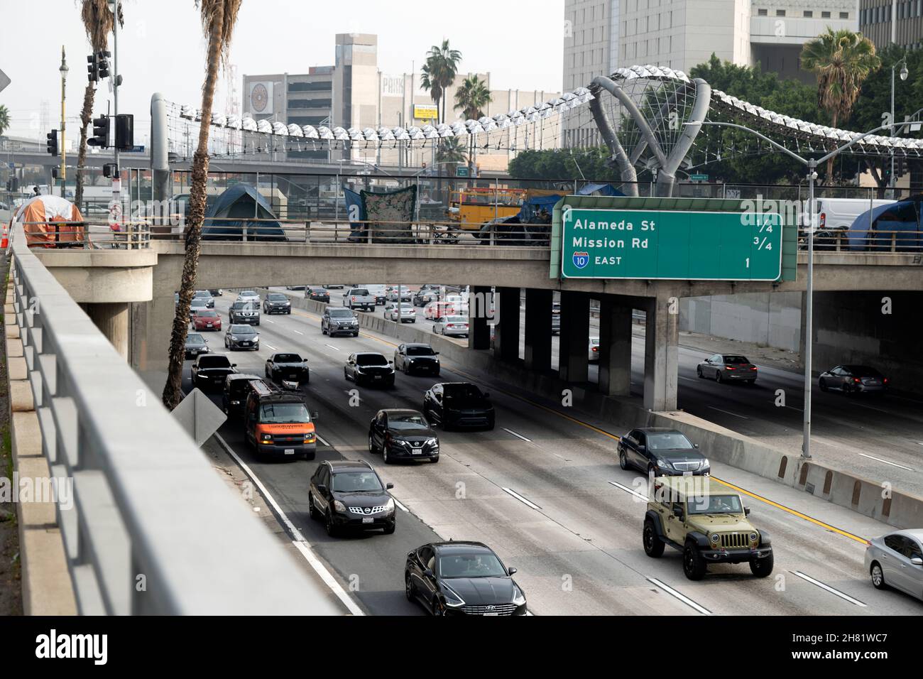 Los Angeles, CA USA - November 19, 2021: A homeless encampment on a bridge over the  busy 101 freeway in downtown Los Angeles Stock Photo