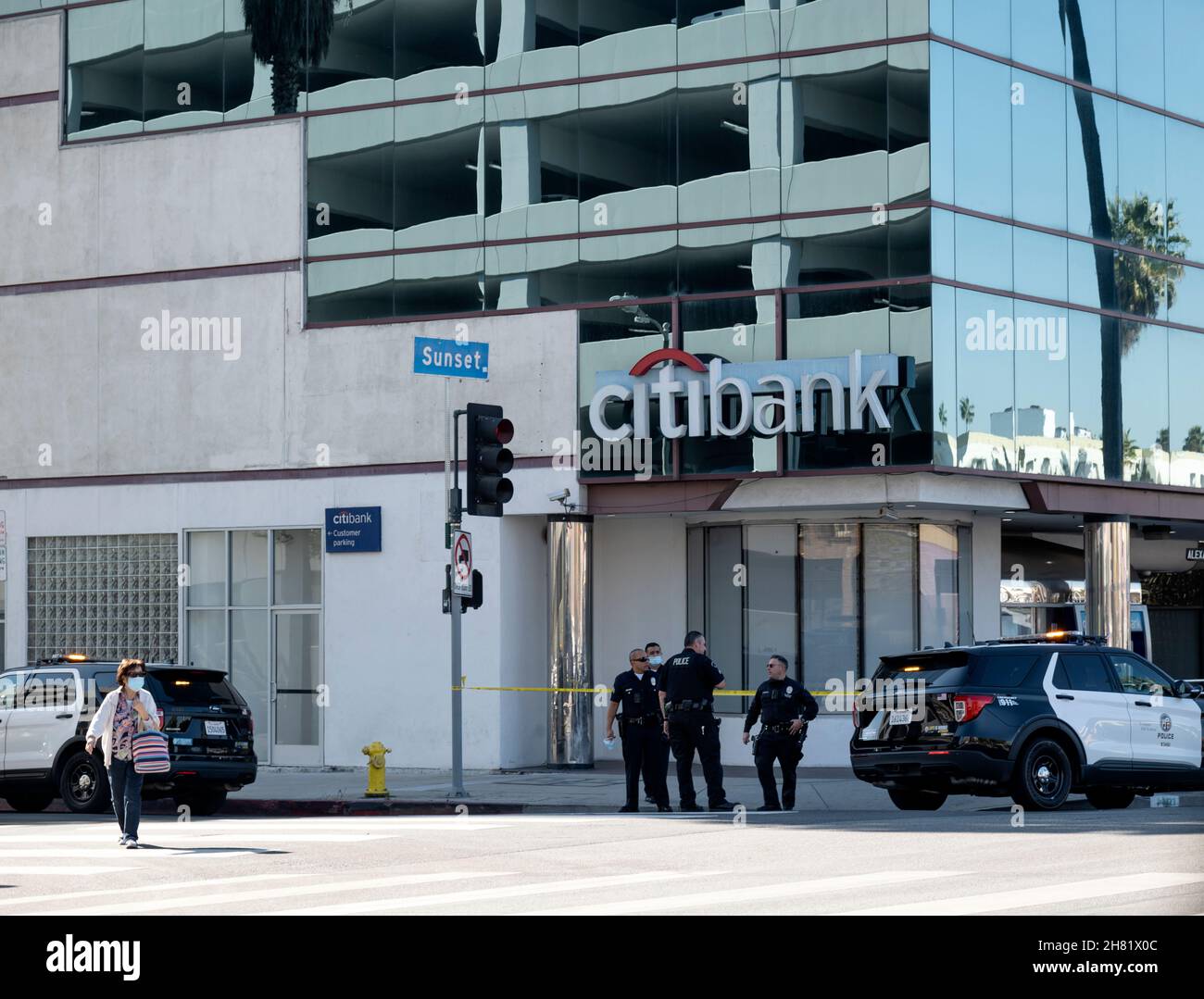 Los Angeles, CA USA - November 23, 2021: Police responding to a bank robbery at a Citibank Stock Photo