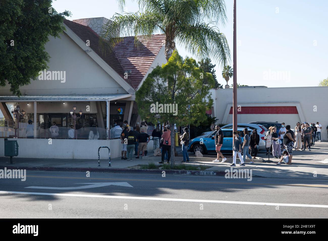 Los Angeles, CA USA - November 25, 2021: Long lines of customers wait for pies at the International House of Pies in Los Feliz on Thanksgiving Day Stock Photo